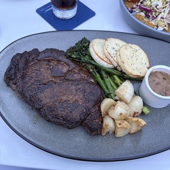 Tommy Bahama Restaurant & Bar - New American Near Me - Honolulu, Hawaii