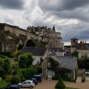 Le Manoir les Minimes - View of the car park and Chateau d'Amboise from the 2nd floor attic charm room. - Hotels Near Me - Amboise, 37