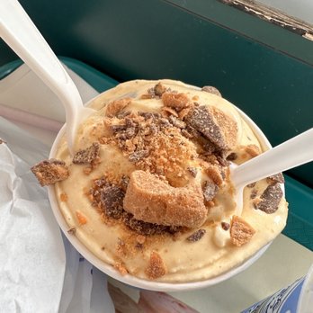 Fosters Freeze - Butterfinger twister - Burgers Near Me - San Leandro, California