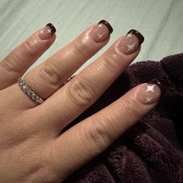 Short nail extension with simple design. Short nail extension with simple design.
