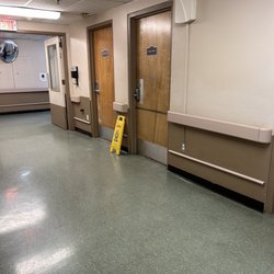 Mission Point Nursing & Physical Rehabilitation of Clawson - Hallway where the shower room is located