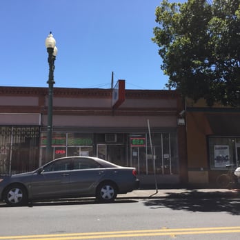 Charlie's Las Palmas Restaurant - a car parked in front - Seafood Near Me - Oakland, California