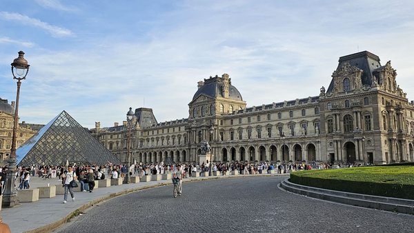 Carrousel du Louvre by null