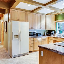 Vacasa - Welches - This open kitchen give you room to move about while the dog and kids roam the house. vacasa.com/unit.php?UnitID=3339