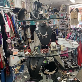 Bonjour Again Upscale Resale - Used, Vintage & Consignment Near Me - Genesee Depot, Wisconsin