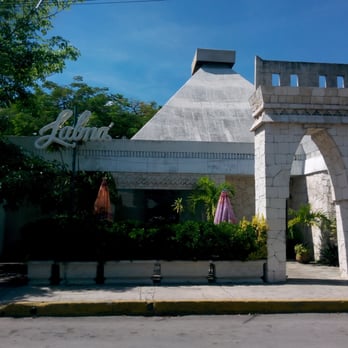 Quesadillas Tierra del Sol - Vista de la entrada con su Arco de medio Punto o arco falso que identifica al original que se encuentra en la zona arq, de Labna - Mexican Near Me - Cancún, ROO Quesadillas Tierra del Sol - Vista de la entrada con su Arco de medio Punto o arco falso que identifica al original que se encuentra en la zona arq, de Labna - Mexican Near Me - Cancún, ROO