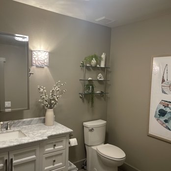Coast 2 Coast Vacation Rentals - Guest bath - Vacation Rentals Near Me - Ann Arbor, Michigan Coast 2 Coast Vacation Rentals - Guest bath - Vacation Rentals Near Me - Ann Arbor, Michigan