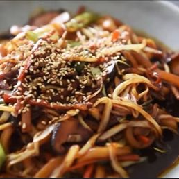The first picture is what I was expecting since lo mein is a basic dish. The other picture is what I received. And very dissatisfied. The first picture is what I was expecting since lo mein is a basic dish. The other picture is what I received. And very dissatisfied.