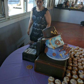 Icing on the Cakes - No refund and this disaster was blamed on everyone but the cake decorator. - Desserts Near Me - Kitty Hawk, North Carolina