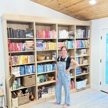 The Well Ordered Hive - Book shelf. - Home Organization Near Me - Park City, Utah The Well Ordered Hive - Book shelf. - Home Organization Near Me - Park City, Utah