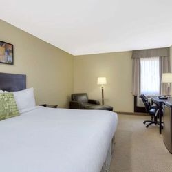 Howard Johnson Hotel & Suites by Wyndham Miramichi - Guest room