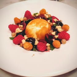 L'Atelier des Sens Lyon - Le dessert réalisé lors d'un cours de 2h : salade de fruits, dôme crème montée chocolat blanc, milkcrumbs