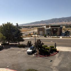Holiday Inn Express & Suites Tehachapi Hwy 58/Mill St - Looking out toward parking lot and dry hill from window.