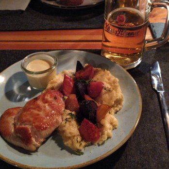 Restaurant Schoppenhauer - Roster chicken with mashed potatoes and 3 carrots. Delicious!!! - Wine Bars Near Me - Hamburg, HH