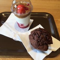 Petit goûter. Fromage blanc fruits rouge spéculos et muffin tout chocolat.