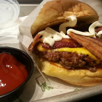 Shake Shack I-Drive - Hot Bacon cheeseburger - Ice Cream & Frozen Yogurt Near Me - Orlando, Florida Shake Shack I-Drive - Hot Bacon cheeseburger - Ice Cream & Frozen Yogurt Near Me - Orlando, Florida
