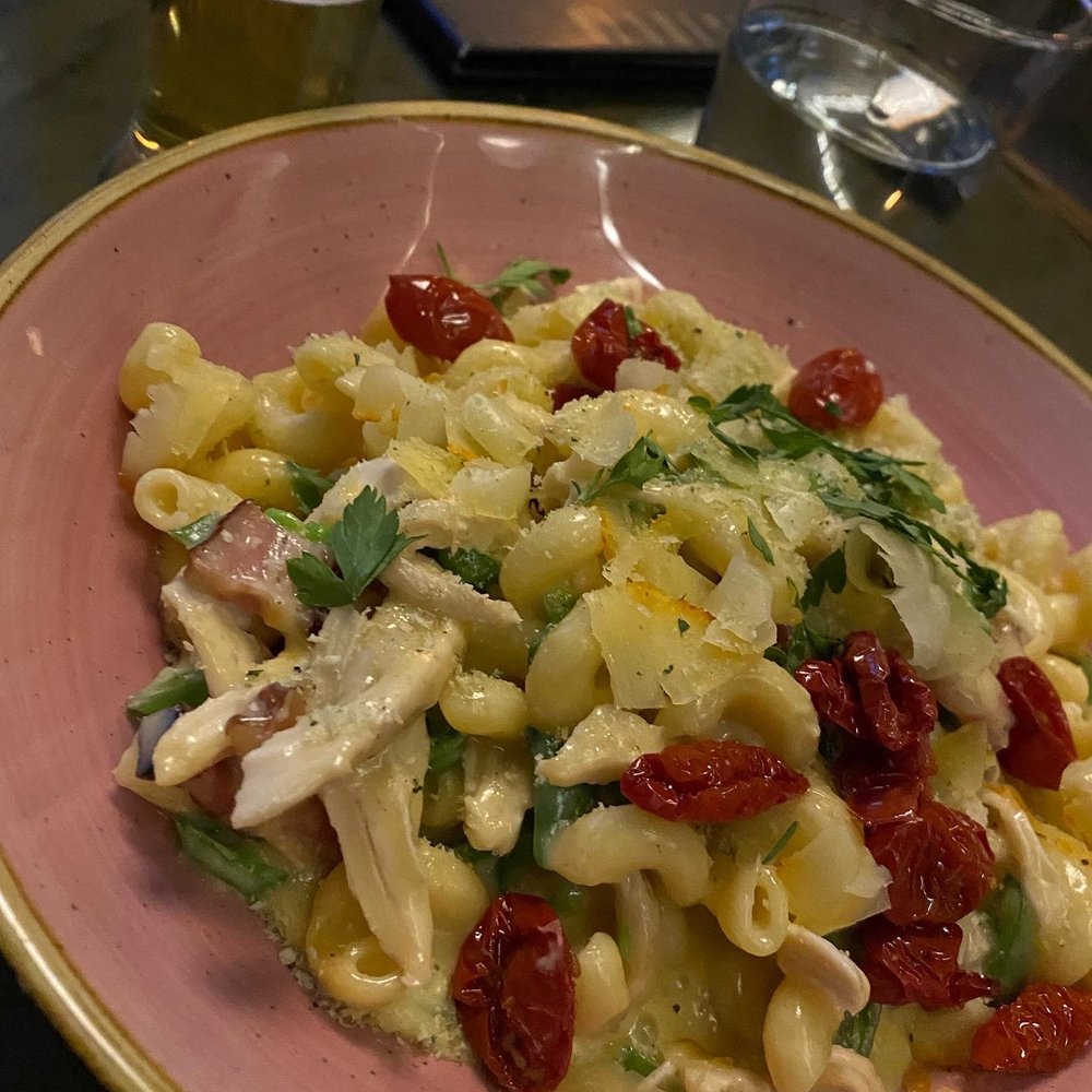 Rendesvouz - Chicken and Bacon Mac N Cheese - Lounges Near Me - Calgary, Alberta