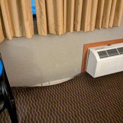Days Inn by Wyndham West Rapid City - Carpet peeling away from the dirty, chipped wall