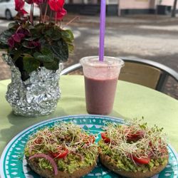 Sprouts Organic Cafe - Maca Rosa smoothie + Avocado bagel