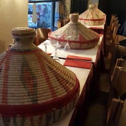 Mesob Restaurant - In diesen "Hüten" wird das traditionelle äthiopische und eritreische Gericht serviert.