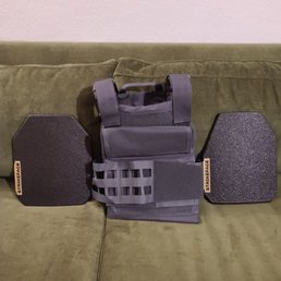 Each plate approximately 8 lbs, 5/8" thick, III+ rating, coated. Plates made locally by Strikeface, carrier made by Condor. Each plate approximately 8 lbs, 5/8" thick, III+ rating, coated. Plates made locally by Strikeface, carrier made by Condor.