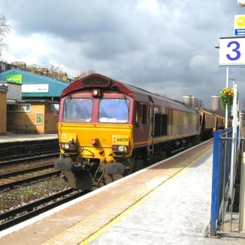 Kensington Olympia Station - A southbound freight train passes platform 3. The old platform can be seen behind the existing one. - Public Transportation Near Me - London, XGL