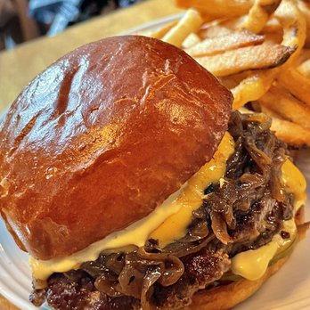 GusGus - The cheeseburger - Bars Near Me - Saint Paul, Minnesota