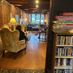 Kitch A Vibe - Cozy chairs and games to play.