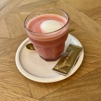 Brunch & Cake - Beetroot latte with failed art - Breakfast & Brunch Near Me - Barcelona, B Brunch & Cake - Beetroot latte with failed art - Breakfast & Brunch Near Me - Barcelona, B
