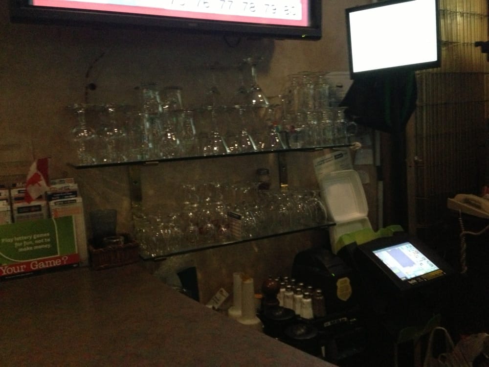 SPLASH BAR & GRILL Updated September 2024 1961 Douglas St, Victoria