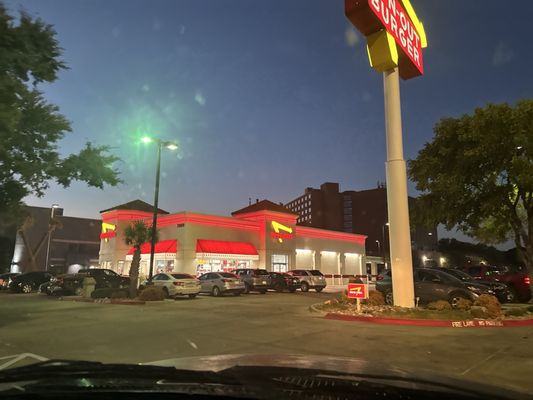 In-N-Out Burger by null