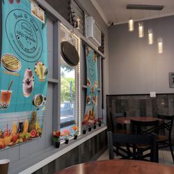 Kelly's Sandwiches and Drinks - Seating area