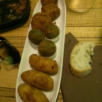 La Bobia - Croquetas de cabrales (muy ricas), calamares (más sabor a tinta) y cecina (casi no se nota) - Asturian Near Me - Madrid, M