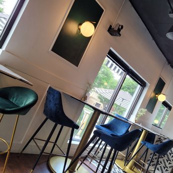 Breakfast At Barneys - High top seating - Breakfast & Brunch Near Me - Atlanta, Georgia Breakfast At Barneys - High top seating - Breakfast & Brunch Near Me - Atlanta, Georgia