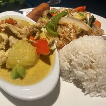 Thai House - Lunch Combo, yellow curry and  vegetable pad Thai - Thai Near Me - Mount Vernon, Washington