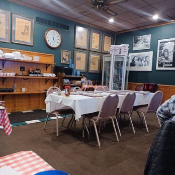 Sunrise Inn - Getting ready for the next large group. - Pizza Near Me - Warren, Ohio