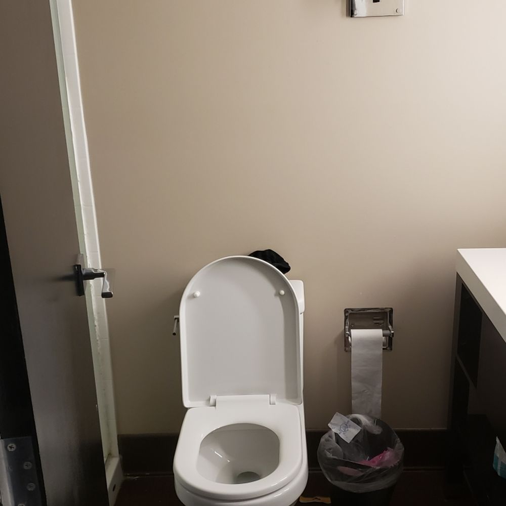 Hotel Capstone - Dirty small bathrooms. - Hotels Near Me - Tuscaloosa, Alabama