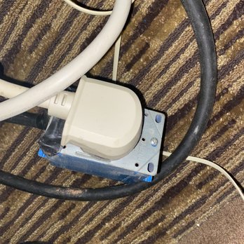 Days Inn by Wyndham Altus - 220 outlet that should be mounted in wall - Hotels Near Me - Altus, Oklahoma