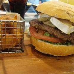 Cervecería Cruz Blanca - Ziegenkäseburger mit Kartoffelecken