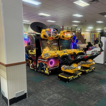 Chuck E. Cheese - Batman is in the top 3 fun game for all ages - Pizza Near Me - Houston, Texas