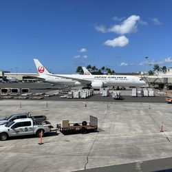 United Airlines - View walking to Terminal 2