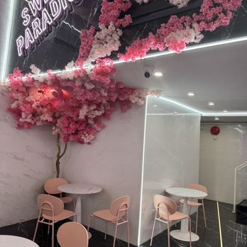 Ricardo's - Seating area - Ice Cream & Frozen Yogurt Near Me - Vancouver, British Columbia