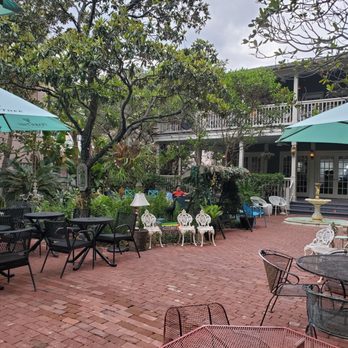 The Wellborn - Entrance to courtyard and then house bar - Lounges Near Me - Orlando, Florida