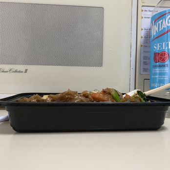 Thai72 - Size of take out container for Pad See Ew $13 - Thai Near Me - New York, New York
