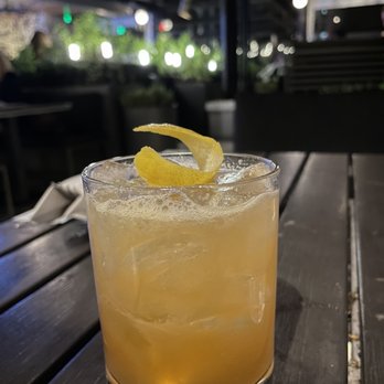 Earls Kitchen + Bar - Black tea peach sour - New American Near Me - Boston, Massachusetts