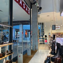 Casas - Vista desde el interior de la tienda, dentro del centro comercial Diagonal Mar
