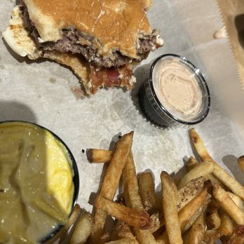 Meadow's At Grove Cartel - Smash Burger Dillinger - Pizza Near Me - China Grove, North Carolina
