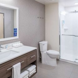 Guest room bath
