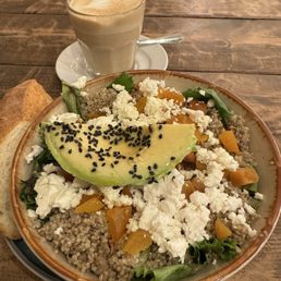 Latte Quinoa bowl w/avocado, chickpeas, salad, tomatoes, pumpkin seeds, pomegranate