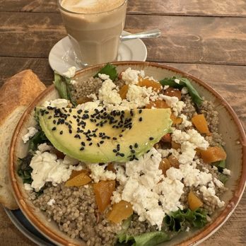 Do Norte by Hungry Biker - Latte Quinoa bowl w/avocado, chickpeas, salad, tomatoes, pumpkin seeds, pomegranate - Cafes Near Me - Porto, 13